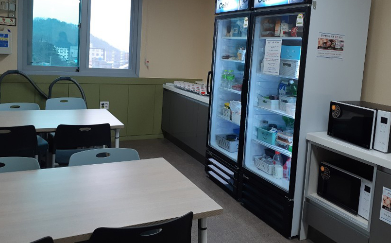 휴게실 내부(냉장고, 전자레인지)